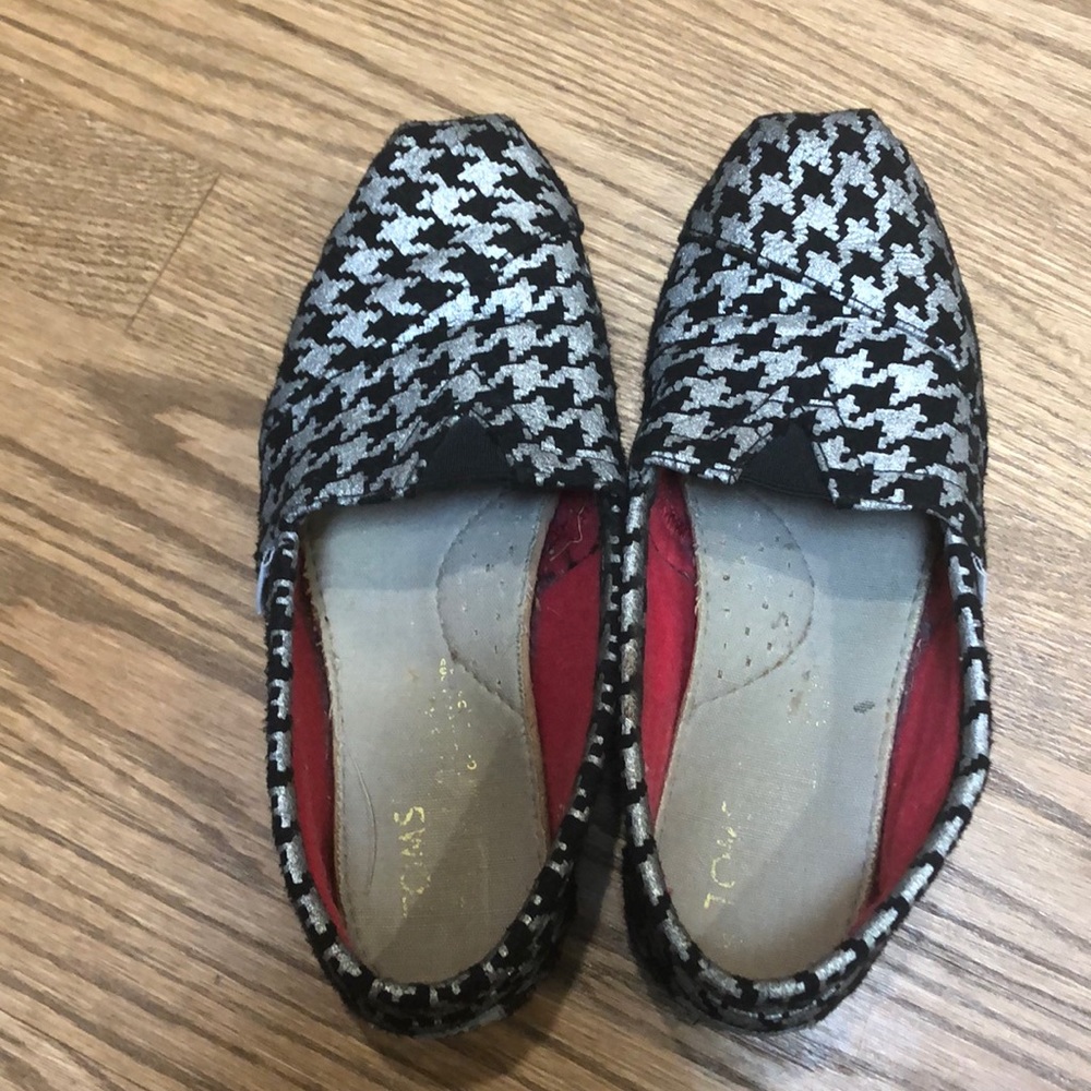 Size 6 houndstooth Toms